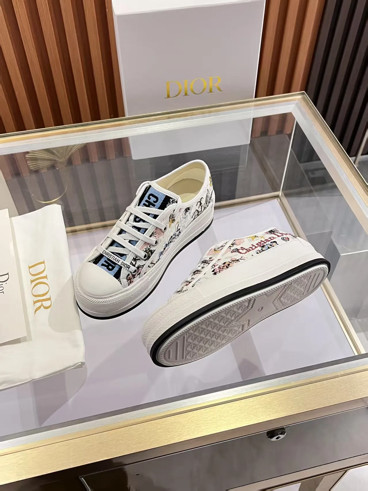 👟👟Ex-factory price 520👟👟 Walk‘n’Dior embroidered mid-top casual shoes are new in 2025. On the fashion stage, Dior embroidered shoes are the well-deserved protagonist. Delicate stitching is used on the upper, every stitch is devoted to the craftsman's efforts, and every thread is woven with artistic poetry. From complex floral patterns to smart geometric textures, embroidery is like the magic that gives shoes life, allowing them to show dynamic beauty even in static conditions.   Wearing Dior embroidered shoes feels like stepping into a dream world full of art. It is not only a pair of shoes, but also a walking piece of art that perfectly integrates fashion and culture. Whether you are strolling on the bustling city streets or attending important social occasions, Dior embroidered shoes can add unique charm to your style and become the focus of everyone's attention.   Choosing Dior embroidered shoes means choosing a persistent pursuit of quality and a unique understanding of fashion. Let it accompany you through every wonderful moment and leave your own fashion mark.  Material: Sheepskin lining, feet, silk cowhide, size 35-41, heel height 5cm